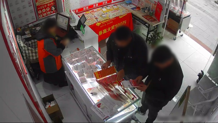 幻想一夜暴富，两男子盗窃4家彩票店72张刮刮乐，被抓时还没刮完！