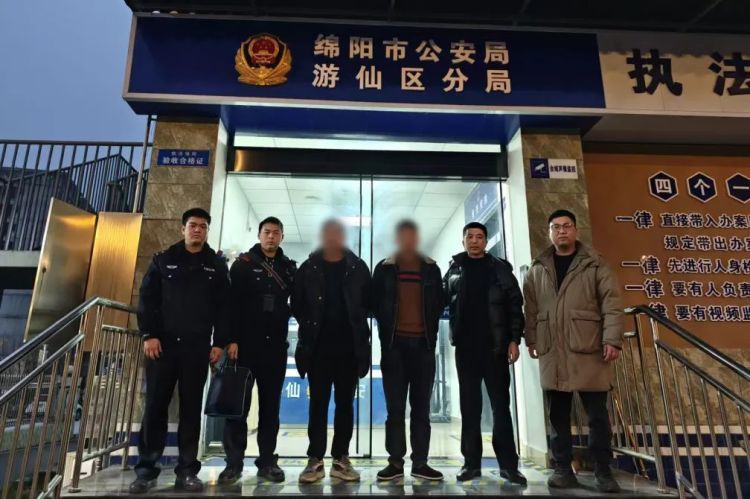 幻想一夜暴富，两男子盗窃4家彩票店72张刮刮乐，被抓时还没刮完！