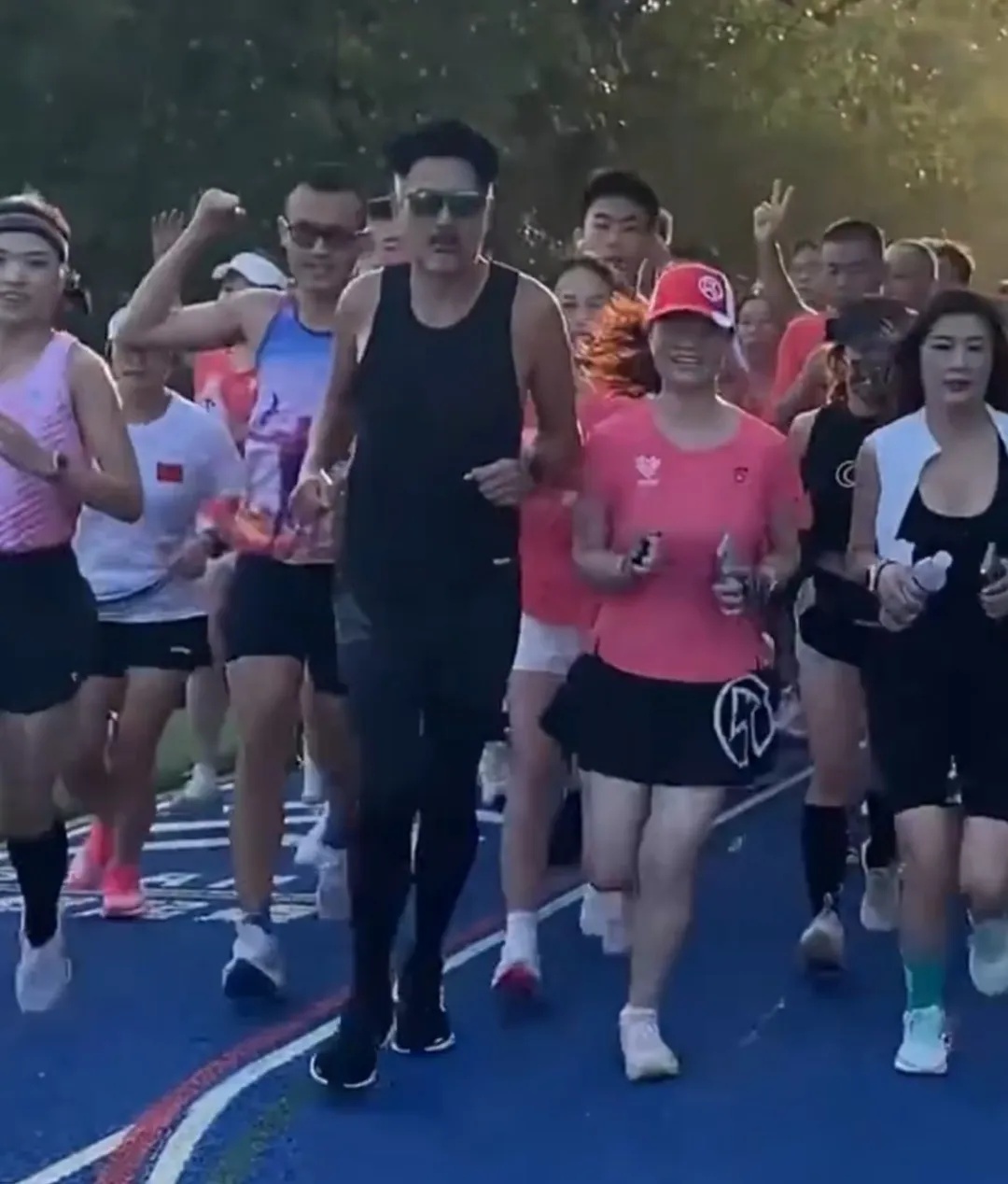 因“八块腹肌”登上热搜，何炅首次回应：我才50岁零10个月