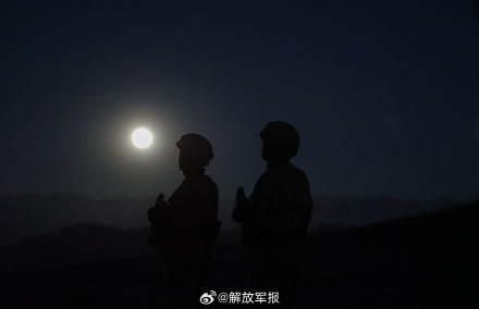 人民子弟兵在战位与月亮同框 致敬坚守！