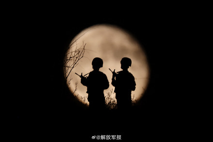 人民子弟兵在战位与月亮同框 致敬坚守！