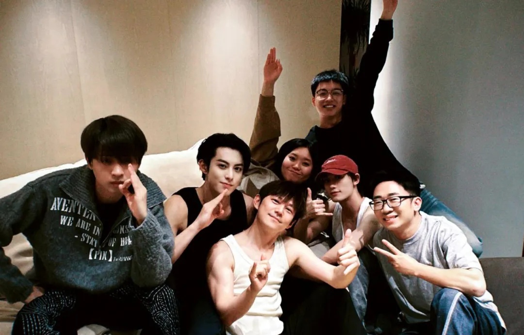 因“八块腹肌”登上热搜，何炅首次回应：我才50岁零10个月