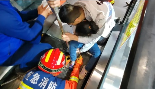 瞬间没了两根！2岁男童手指被夹扶梯