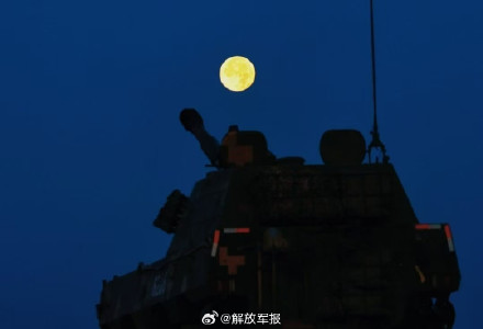 人民子弟兵在战位与月亮同框 致敬坚守！