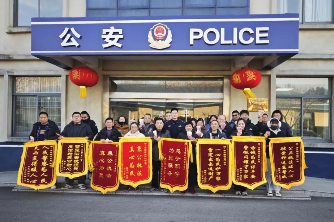 起猛了!他一次收到8面锦旗 起猛了!他一次收到8面锦旗