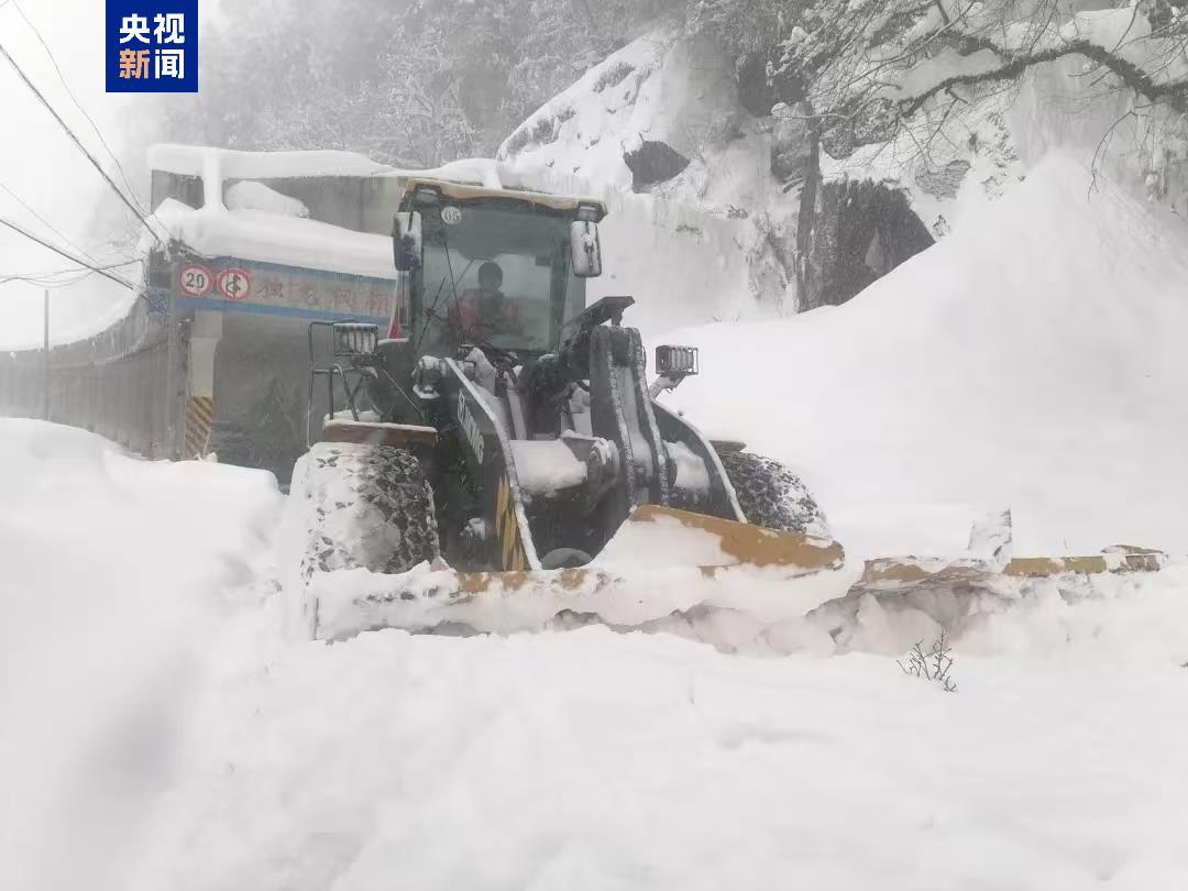 受持续雨雪天气影响 云南怒江州多条国省道路因塌方中断