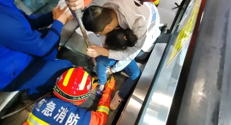 揪心!2岁男童在商场被夹断手指,警惕这些地方会“咬人” 揪心!2岁男童在商场被夹断手指,警惕这些地方会“咬人”