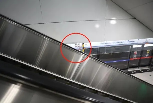 揪心!2岁男童在商场被夹断手指,警惕这些地方会“咬人” 揪心!2岁男童在商场被夹断手指,警惕这些地方会“咬人”