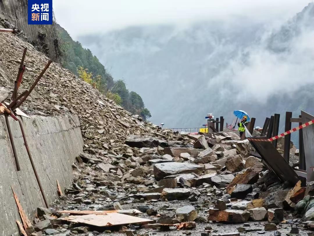 受持续雨雪天气影响 云南怒江州多条国省道路因塌方中断