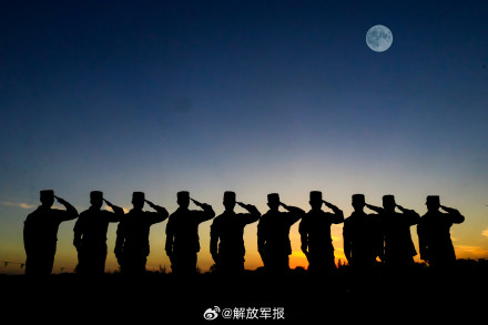 人民子弟兵在战位与月亮同框 致敬坚守！