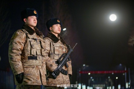 人民子弟兵在战位与月亮同框 致敬坚守！