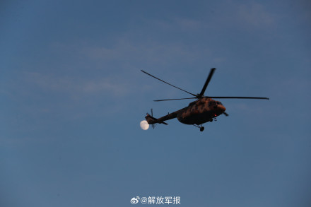 人民子弟兵在战位与月亮同框 致敬坚守！