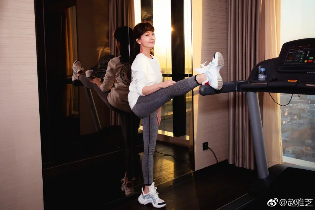 因“八块腹肌”登上热搜，何炅首次回应：我才50岁零10个月