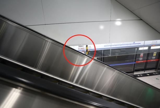 瞬间没了两根！2岁男童手指被夹扶梯