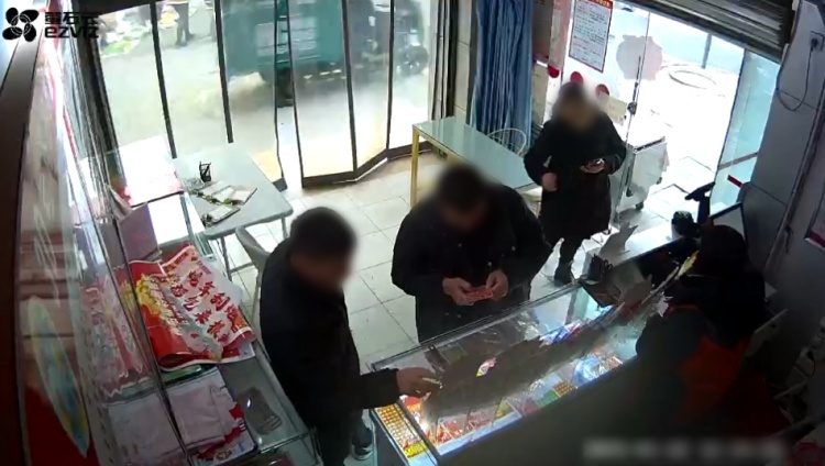 幻想一夜暴富，两男子盗窃4家彩票店72张刮刮乐，被抓时还没刮完！