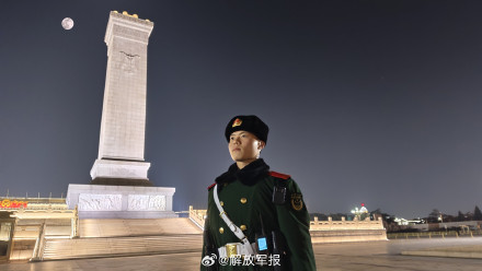 人民子弟兵在战位与月亮同框 致敬坚守！