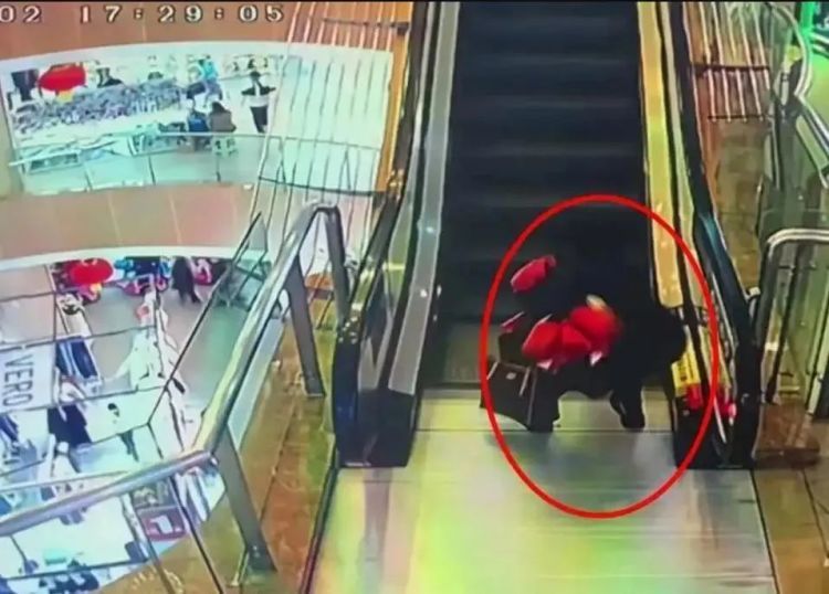 揪心!2岁男童在商场被夹断手指,警惕这些地方会“咬人” 揪心!2岁男童在商场被夹断手指,警惕这些地方会“咬人”