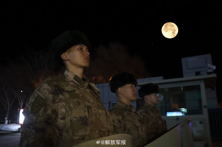 人民子弟兵在战位与月亮同框 致敬坚守！