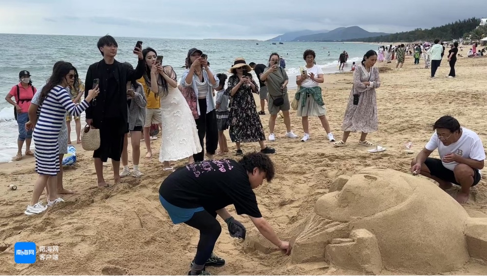 “哪吒”现身三亚湾！围观群众争相合照