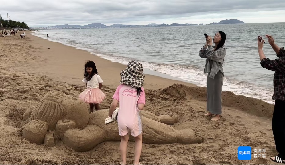“哪吒”现身三亚湾！围观群众争相合照