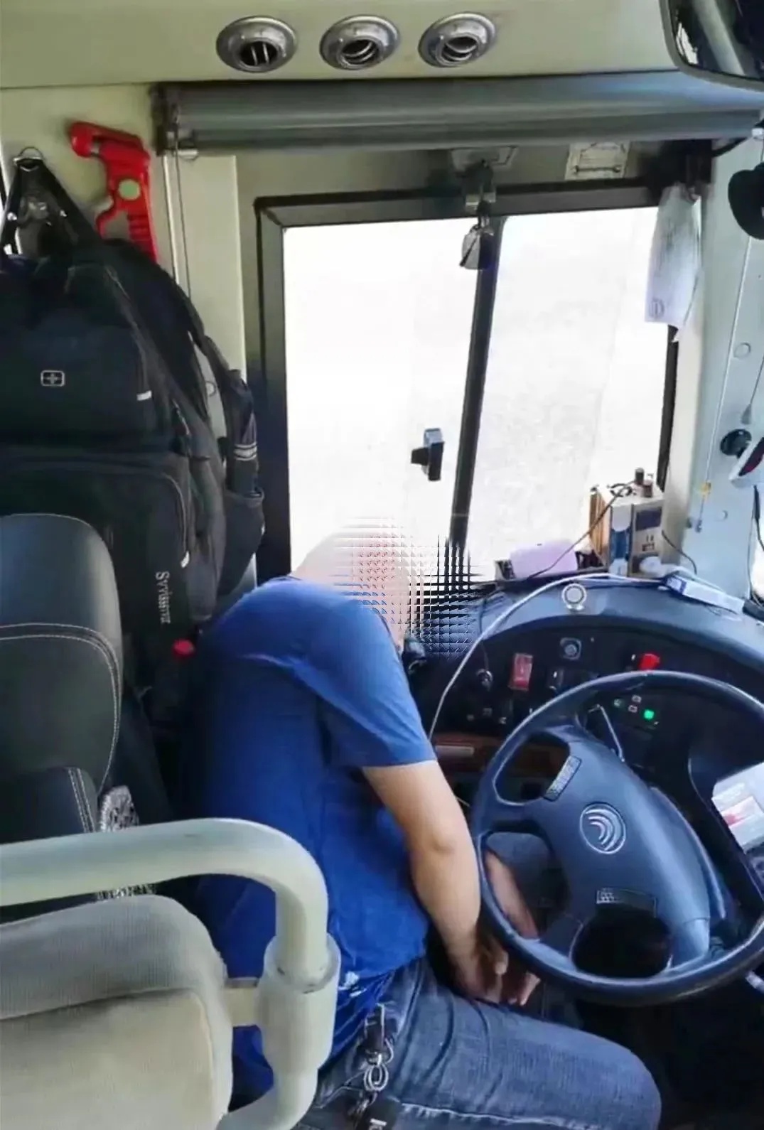 上海一大巴司机昏迷前救下52名乘客，他成了植物人却不算工伤？法院判了→