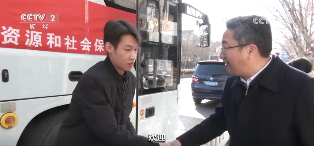 政府包车、“线上+线下”招聘……“春风”送暖助推就业复工“加速跑”