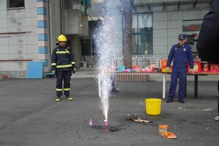 没放完的烟花爆竹，泡水后扔掉可以吗？快来看这个实验……