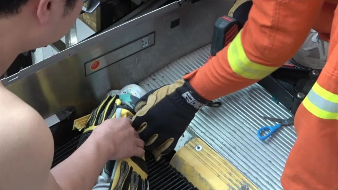 揪心！2岁男童手指瞬间被夹断