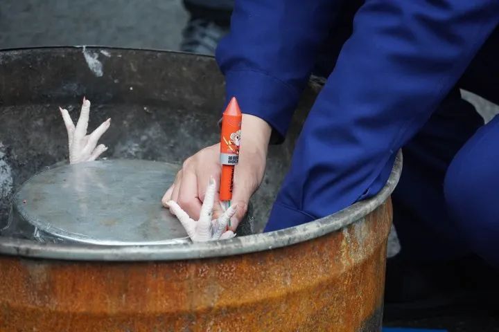 没放完的烟花爆竹，泡水后扔掉可以吗？快来看这个实验……