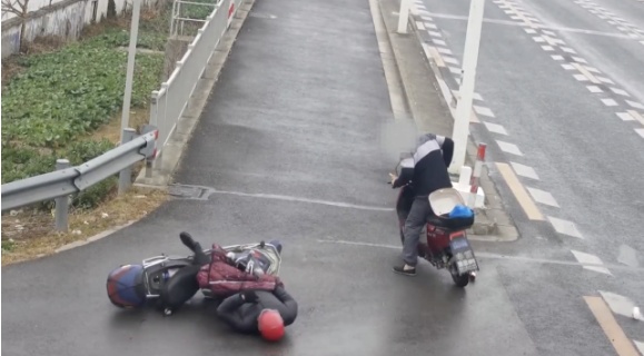 事发上海街头!老人骑电瓶车突然被撞,头部着地受伤,幸好…… 事发上海街头!老人骑电瓶车突然被撞,头部着地受伤,幸好……