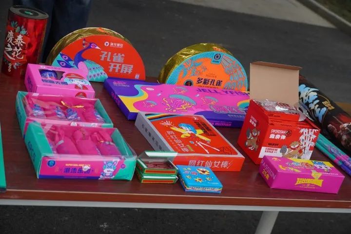 没放完的烟花爆竹，泡水后扔掉可以吗？快来看这个实验……
