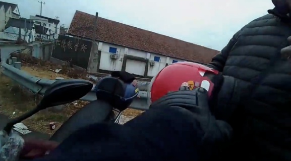 事发上海街头!老人骑电瓶车突然被撞,头部着地受伤,幸好…… 事发上海街头!老人骑电瓶车突然被撞,头部着地受伤,幸好……