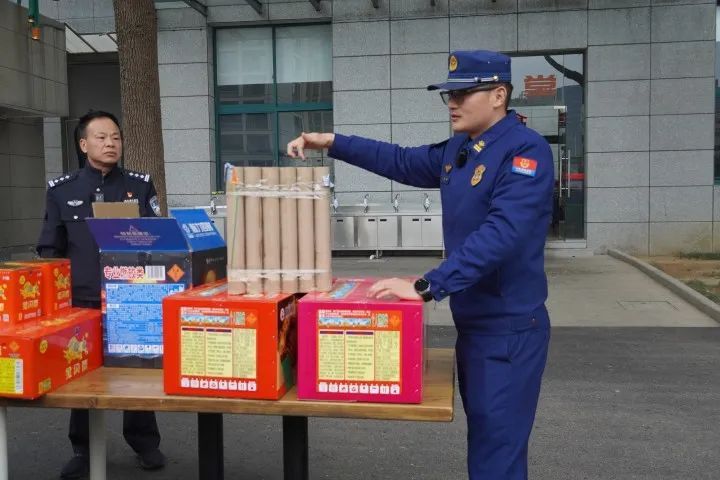 没放完的烟花爆竹，泡水后扔掉可以吗？快来看这个实验……