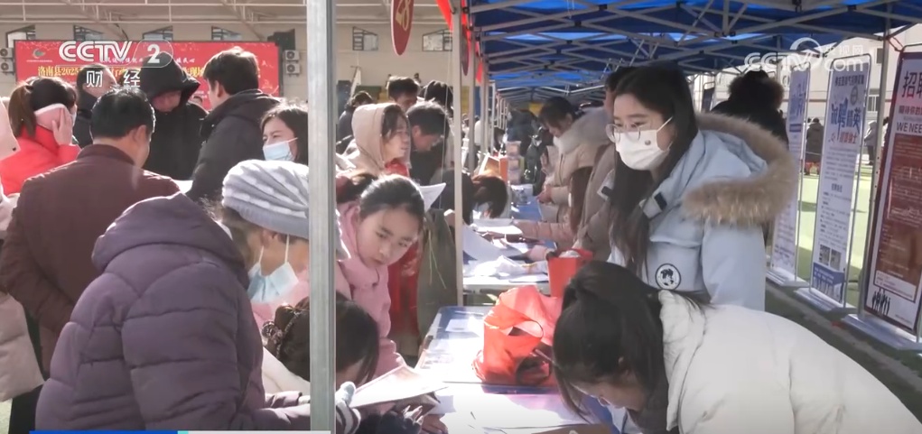 政府包车、“线上+线下”招聘……“春风”送暖助推就业复工“加速跑”