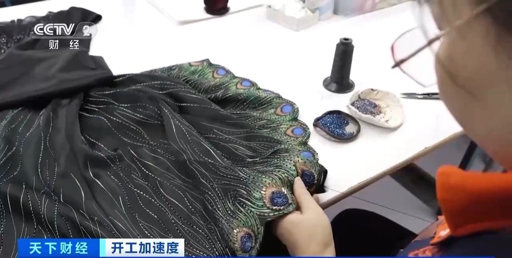 国潮服饰持续火热！广东服装厂赶单忙