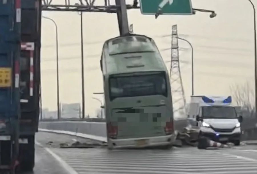 上海突发！大巴车猛烈撞击，龙门架被撞倾斜……