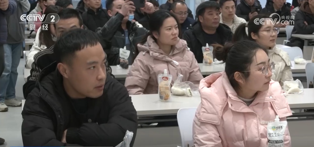 政府包车、“线上+线下”招聘……“春风”送暖助推就业复工“加速跑”