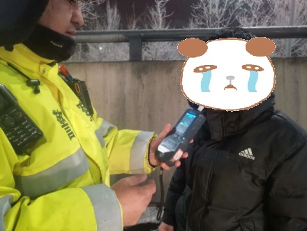 触碰“酒后驾车”红线,他们选择弃车逃跑!交警:逃不掉的 触碰“酒后驾车”红线,他们选择弃车逃跑!交警:逃不掉的