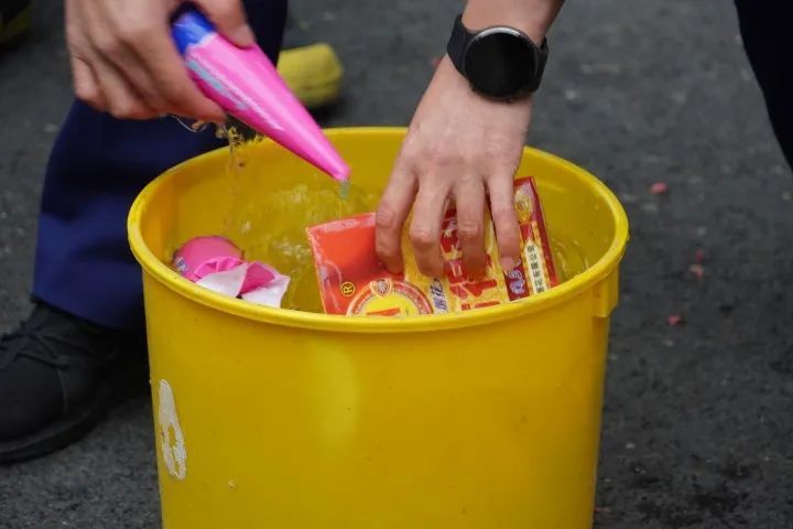 没放完的烟花爆竹，泡水后扔掉可以吗？快来看这个实验……