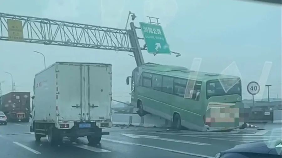 上海突发！大巴车猛烈撞击，龙门架被撞倾斜……