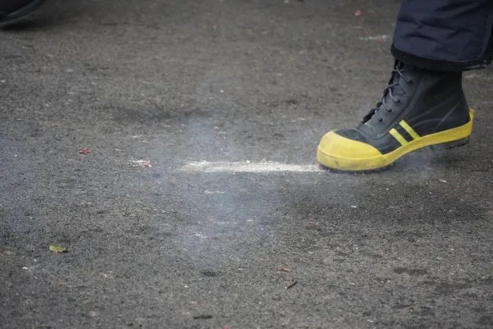 没放完的烟花爆竹，泡水后扔掉可以吗？快来看这个实验……