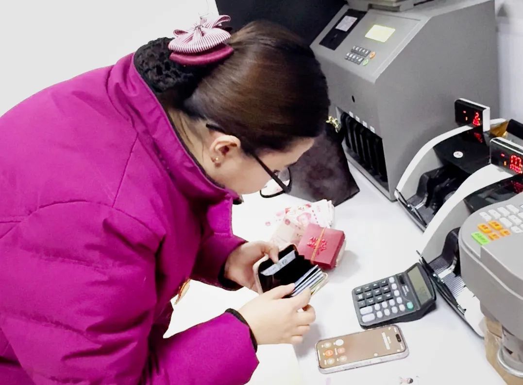 5.88万元现金落在地铁站，10多分钟后……