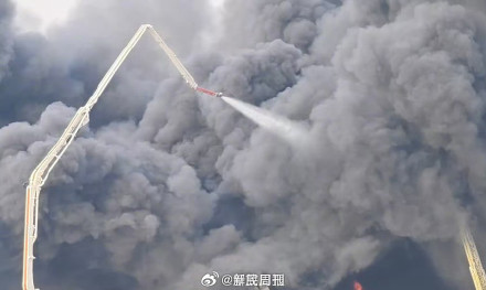 上海松江一单位发生火灾:救援正在进行中,暂无人员被困 上海松江一单位发生火灾:救援正在进行中,暂无人员被困