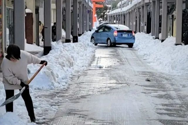 日本多地连续遭遇强降雪，已致13死173伤，1600多人滞留机场打地铺