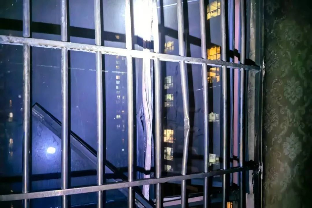 “教科书”式自救!云南9岁女孩带领5岁弟弟成功逃生 “教科书”式自救!云南9岁女孩带领5岁弟弟成功逃生