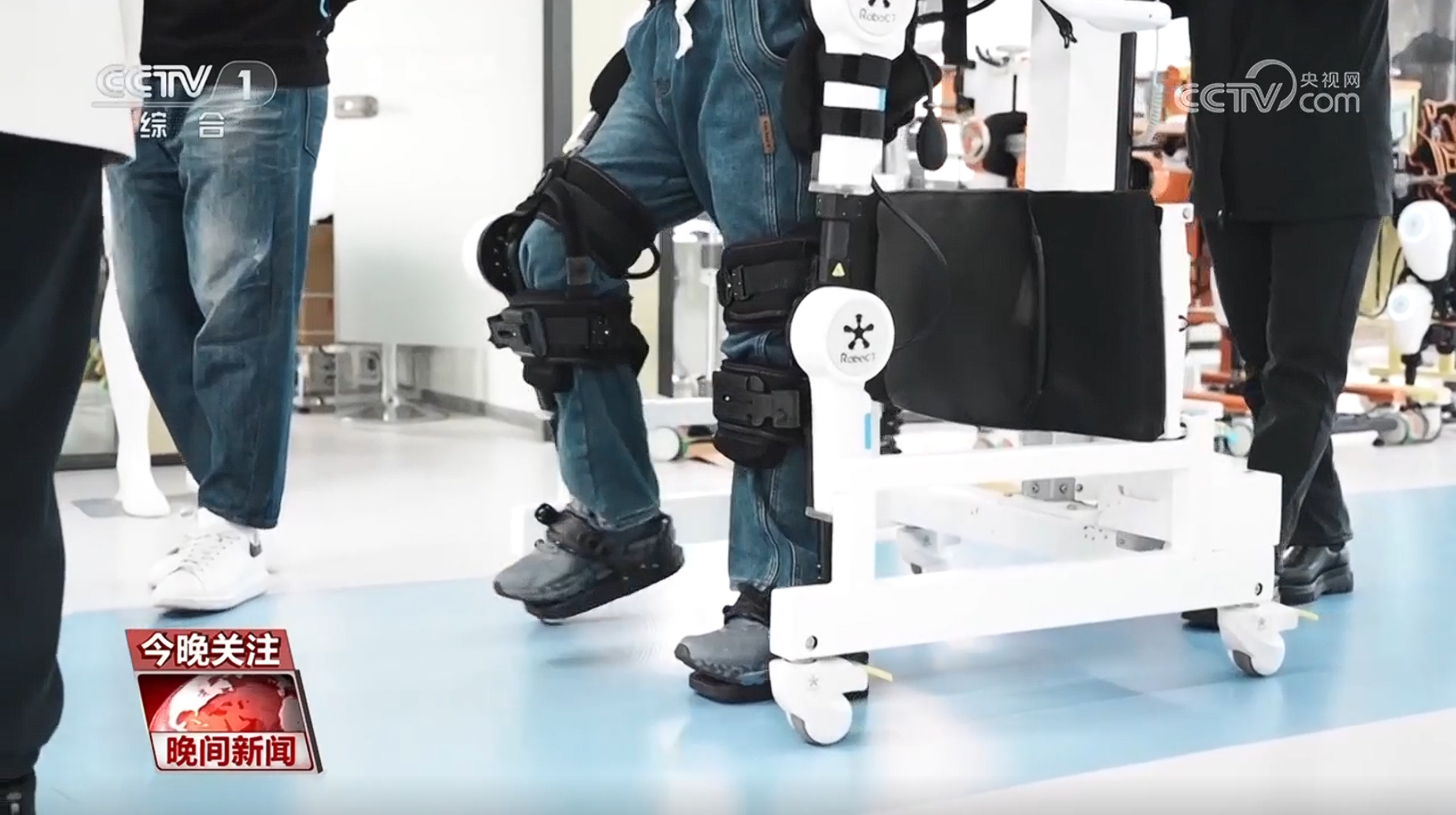 机器人“赛道” 新年加速“跑” 我国智能机器人产业企业数量超45万家