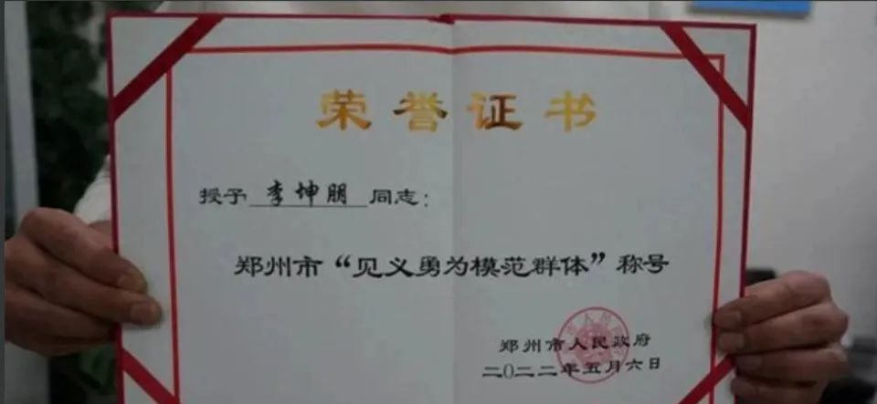 他曾在暴雨中“劈车”救出祖孙3人,如今在ICU靠呼吸机续命,亲友紧急求助! 他曾在暴雨中“劈车”救出祖孙3人,如今在ICU靠呼吸机续命,亲友紧急求助!