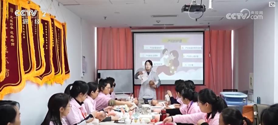 “一老一小”服务需求旺盛 带动家政市场升温 “一老一小”服务需求旺盛 带动家政市场升温