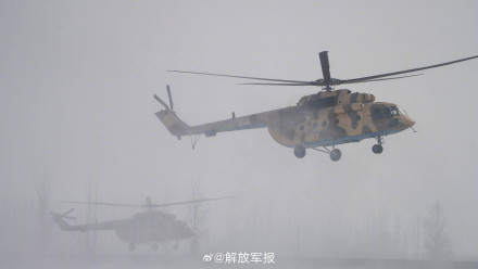 穿云破雾！陆航直升机雪地起飞