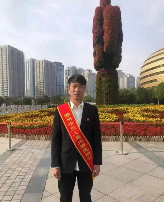 他曾在暴雨中“劈车”救出祖孙3人,如今在ICU靠呼吸机续命,亲友紧急求助! 他曾在暴雨中“劈车”救出祖孙3人,如今在ICU靠呼吸机续命,亲友紧急求助!